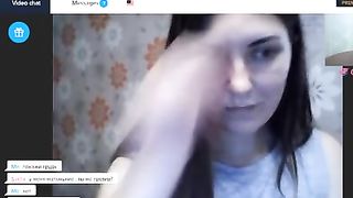 Американка с длинными волосами занимается виртуальным сексом и показывает свою попку на камеру