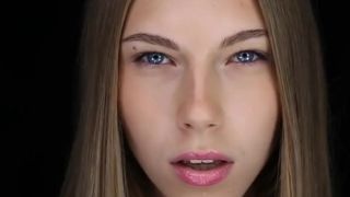 Шатенка из Москвы шалит ручонками между ног на камеру