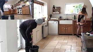 Британская домохозяйка в пошлом наряде развлекает мойщика окон ртом и киской на кухне