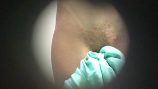 Парень тайно снимает голую девушку через отверстие в стене