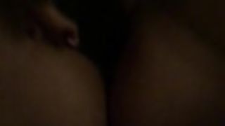 Толстая зрелая баба трахает пизду огромным чёрным дилдо