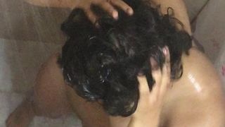 Наглый парень снимает на скрытую камеру совою соседку в душе